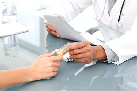 bir uzman tarafından anti-parazit ilacı reçetesi